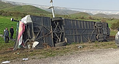 Van'da yolcu otobüsü devrildi: 28 yaralı