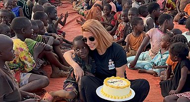 Veteriner teknikeri, doğum günü hediyelerini Afrikalı çocuklar ile paylaştı