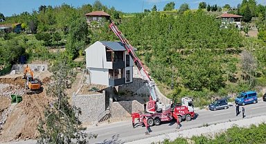 Vinçle taşınan çelik konstrüksiyon evin sahibi: Amacım kurtarmak değil, hurdacıya satmaktı