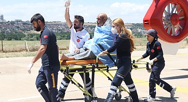 Yaktıkları ateşi söndürmeye çalışırken yaralandılar