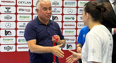 Yalıkavakspor şampiyonluk kupasını çiftledi