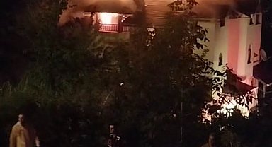 Yalova'da 3 katlı binanın çatısındaki yangın söndürüldü