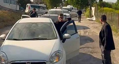 Yalova'da alt geçitte yol verme tartışmasında kadın sürücü trafiği kilitledi