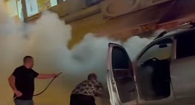 Yanan hafif ticari araca hortumla su tutarak müdahale ettiler