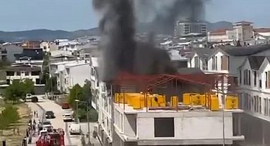 Yangın çıkan daire, kullanılamaz hale geldi