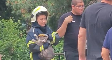 Yangın çıkan dairede mahsur kalan kediyi, itfaiyeci Melisa kurtardı