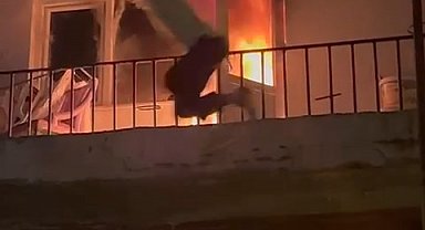 Yangına müdahale ederken alevler büyüyünce balkondan atladı