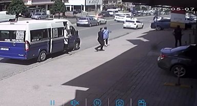 Yayaya yol vermek için duran otomobile arkadan gelen araçlar çaptı