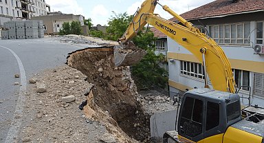 Yol ve istinat duvarı, okulun bahçesine çöktü