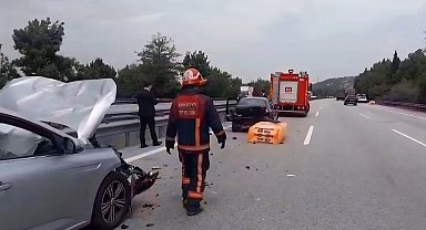 Yola düşen köpük malzemesi zincirleme kazaya neden oldu; 3 yaralı