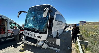 Yolcu otobüsü direğe çarptı; 2 yaralı
