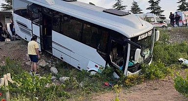 Yolcu otobüsü ile tur midibüsü çarpıştı: 28 yaralı- Yeniden