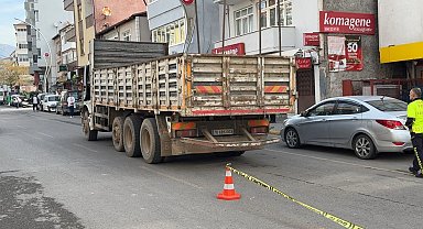 Yolun karşısına geçerken kamyonun çarptığı kadın öldü