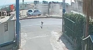 Yolun karşısına geçmek isteyen köpeğin neden olduğu kaza kamerada; 4 yaralı