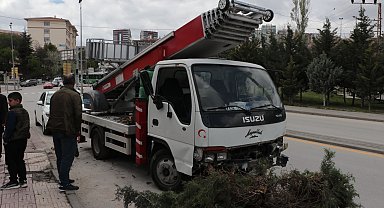 Yük asansörlü kamyonet parka girdi, ağaçlara çarpıp durdu