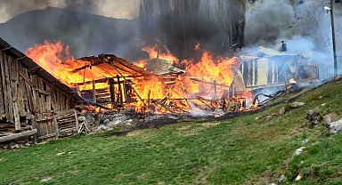 Yusufeli'de yangın; 3 ev, samanlık ve ahır küle döndü