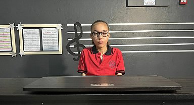 Yüzde 5 görme yetisine sahip Belinay, birkaç kez dinlediği eserleri piyano ile çalabiliyor