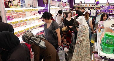 Yüzde 75 indirim, mağazada uzun kuyruklar oluşturdu