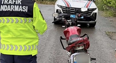 Yüzüstü uzanarak motosiklet kullanan sürücüye 45 bin lira ceza