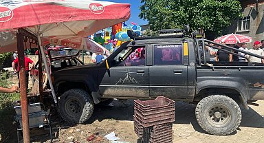 17 yaşındaki sürücünün kullandığı kamyonet, yol kenarında yürüyen 2 çocuğa çarptı