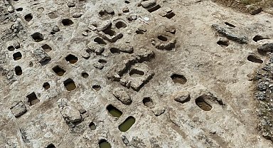 2 bin 300 yıllık kaya mezarların içinden çıkan 26 tarihi eser, ilk kez sergiye çıkarıldı