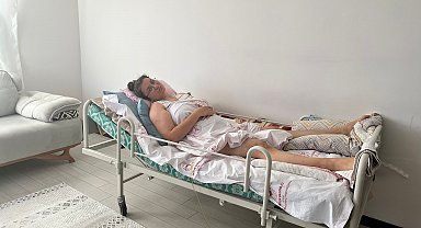 21 gün önce kendisine düğün yapan eşinin darbedip 6'ncı kattan attığı öne sürülen öğretmen felç oldu