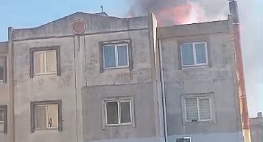 3 katlı binanın çatısı alev alev yandı