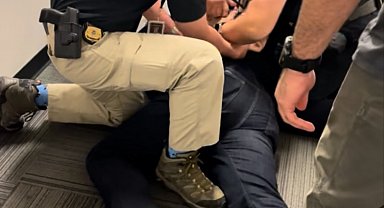 ABD'li bakana soru sormak isteyen senatör zorla dışarı çıkarıldı