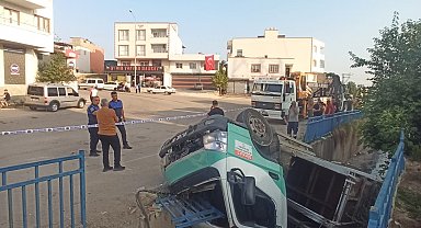 Adana'da çöp kamyonu sulama kanalına devrildi; 3 yaralı