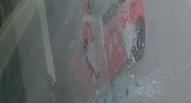 Adana'da otomobil, ayakkabı mağazasına daldı; kaza kamerada