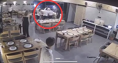 Adana'da restoran sahibinin, müşteriyi Heimlich manevrasıyla kurtardığı anlar kamerada