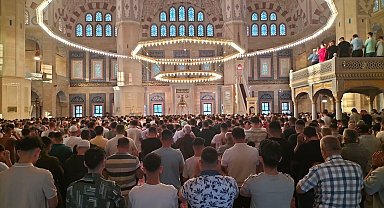 Adanalılar bayram namazı için saf tuttu