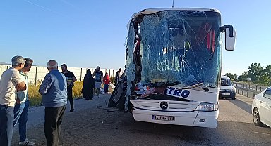 Afyonkarahisar'da yolcu otobüsü TIR'a çarptı: 9 yaralı