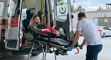 Ağaç keserken motorlu testere ile elinden yaralandı