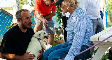 Ajda Pekkan'dan HEPAD'a ziyaret; hayvanseverlere sahiplenme çağrısında bulundu