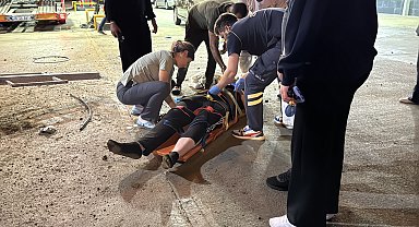 Akaryakıt istasyonu tabelasının direğine çarpan otomobil takla attı; 2 yaralı