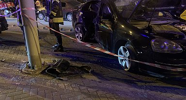 Alkollü sürücünün tramvay yolunda direğe çarptığı kazanın kamera görüntüsü ortaya çıktı