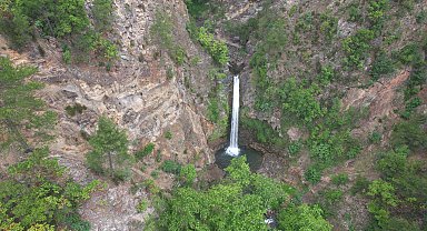 Amanos Dağları'nın eteğindeki Karaçay Şelalesi dron ile görüntülendi