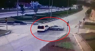 Amasya'da 2'si çocuk, 5 kişinin yaralandığı kaza kamerada