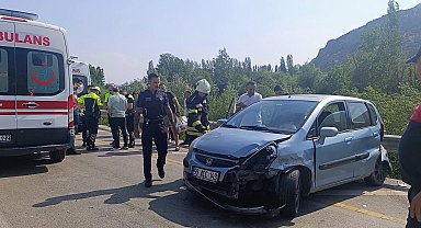 Amasya'da otomobil, demir bariyerlere çarptı: 4 yaralı