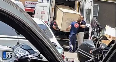 Ambulansa dolap yüklediler; o anlar kamerada