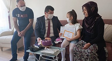 Annesinin karaciğeriyle hayata tutunan Hayrünnisa'nın karnesi, evinde verildi