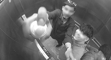 Asansörün güvenlik kamerasına köpük sıktı