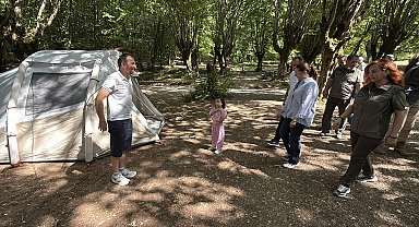 Babalar, çocukları ile çadır kurup kamp yaptı