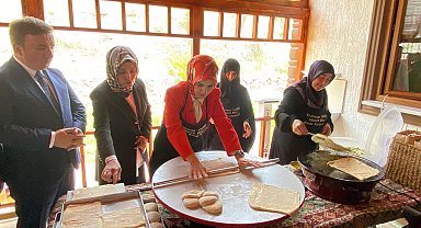 Bakan Göktaş, kadın kooperatifinde hamur açtı
