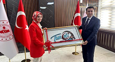 Bakan Göktaş, kadın kooperatifinde hamur açtı