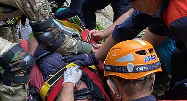 Balık tutmaya gittiği şelalede düşünce kalçasındaki platin yerinden çıktı; helikopterle kurtarıldı