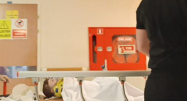 Balkondan düşen çocuk ağır yaralandı