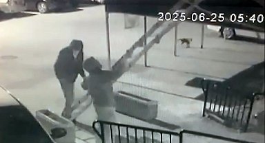 Balkonuna seyyar merdiven dayadıkları daireden altın ve döviz çaldılar