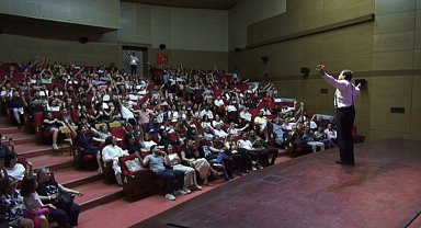 Batman'da oynanan müzikalin geliri köy okulu atölyesi için kullanılacak